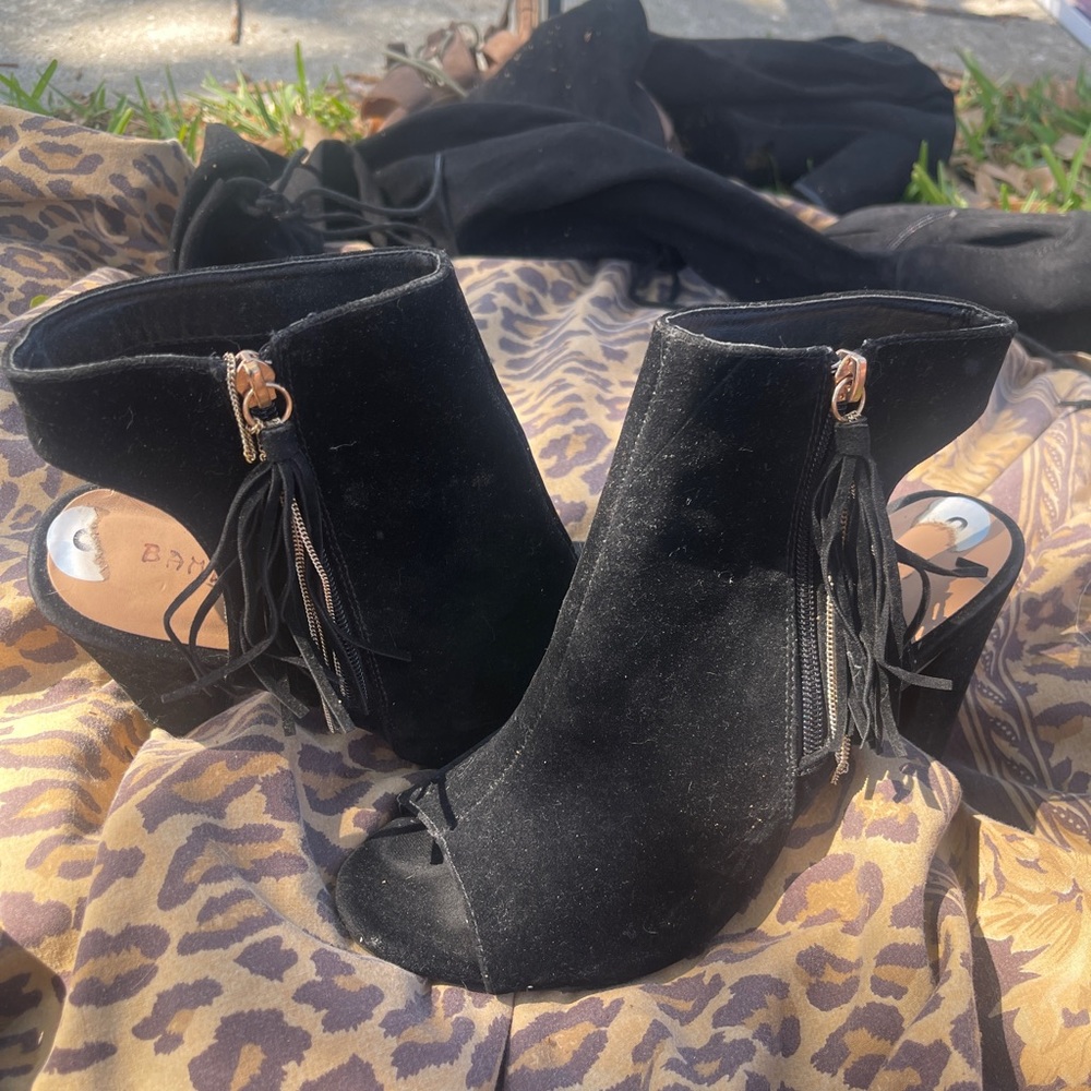 Cute black heels with gold accents
